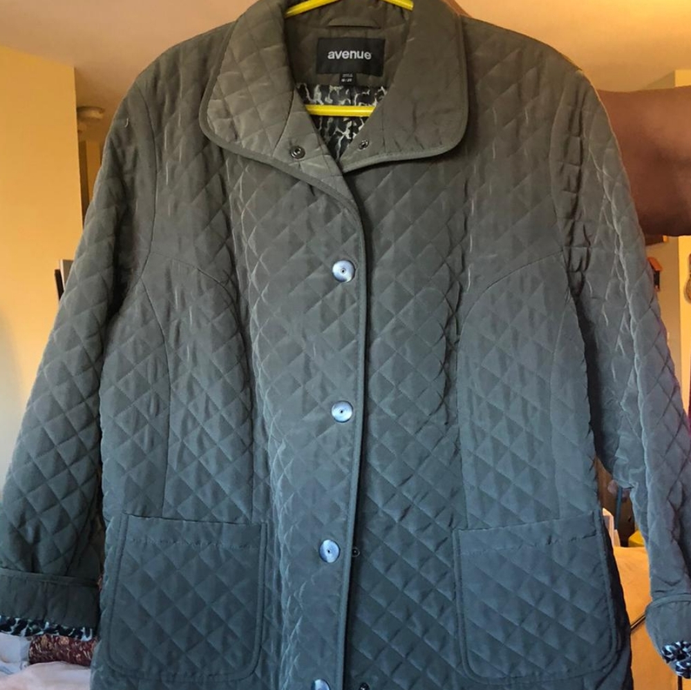 Avenue Quited Jacket. Olive Green. Full buttom front w/ collar. Size 18/20.